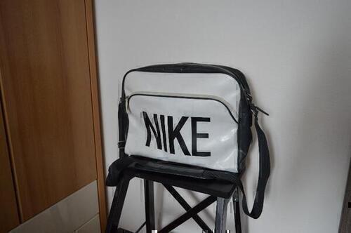 Kabelka znaky Nike