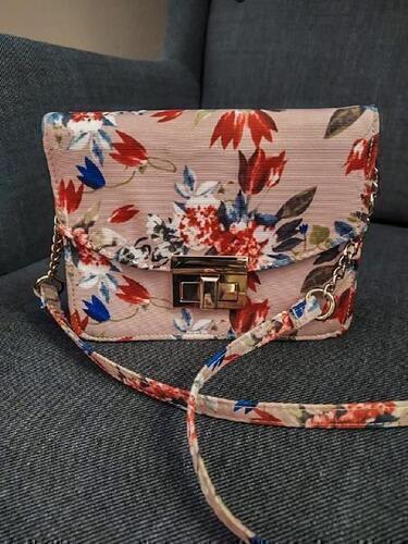 Kvetovan kabelka na predaj