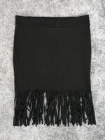 Krátka čierna sukňa so strapcami
