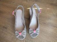 Rúžovo-sivé sandálky