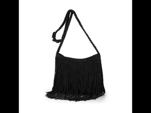 Cierna strapcova crossbody kabelka