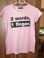 Ružové tričko s nápisom.