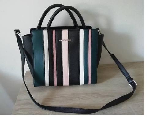�t�lov� kabelka zna�ky Mohito vhodn� k ak�muko�vek outfitu