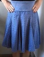 Modrá sukňa so vzorom po kolená