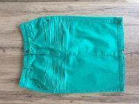 Zelená sukňa krátka po kolená