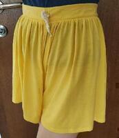Žlté kraťasy s efektom sukne