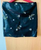 Koženková sukňa s vyšívanými kvietkami, zips zozadu