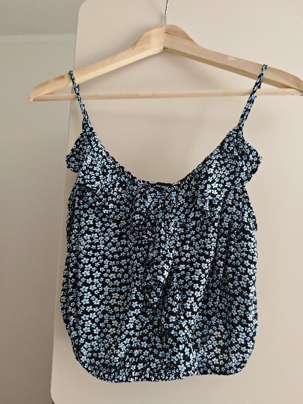 Pr�jemn� crop top s vol�nom Tally Weijl