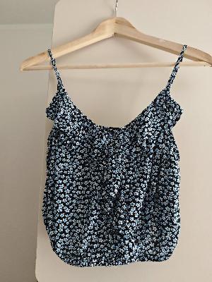 Pr�jemn� crop top s vol�nom Tally Weijl